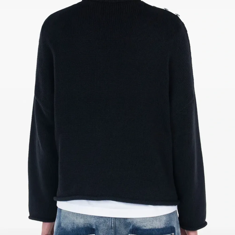 Свитер с застежками на плече