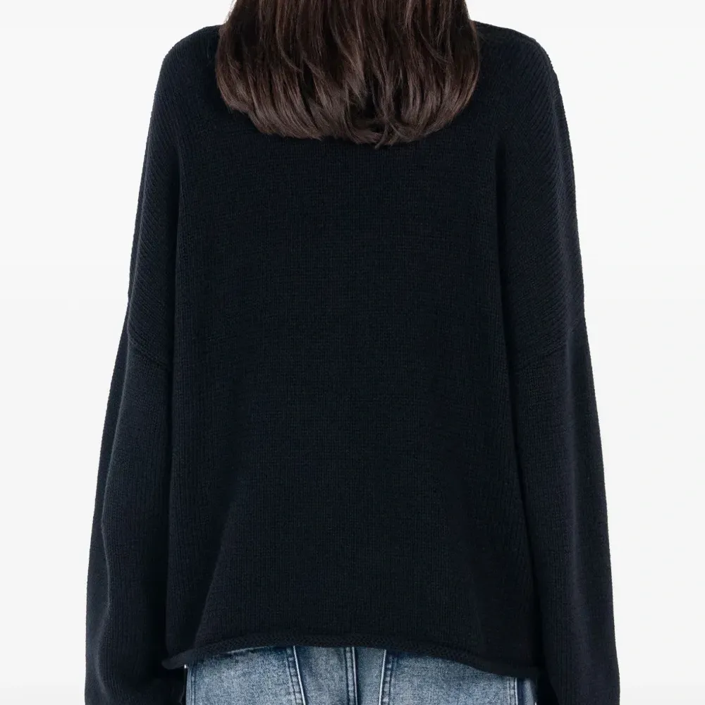 Свитер с застежками на плече