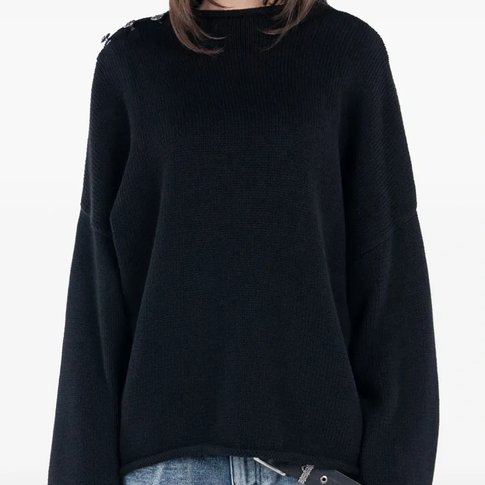 Свитер с застежками на плече