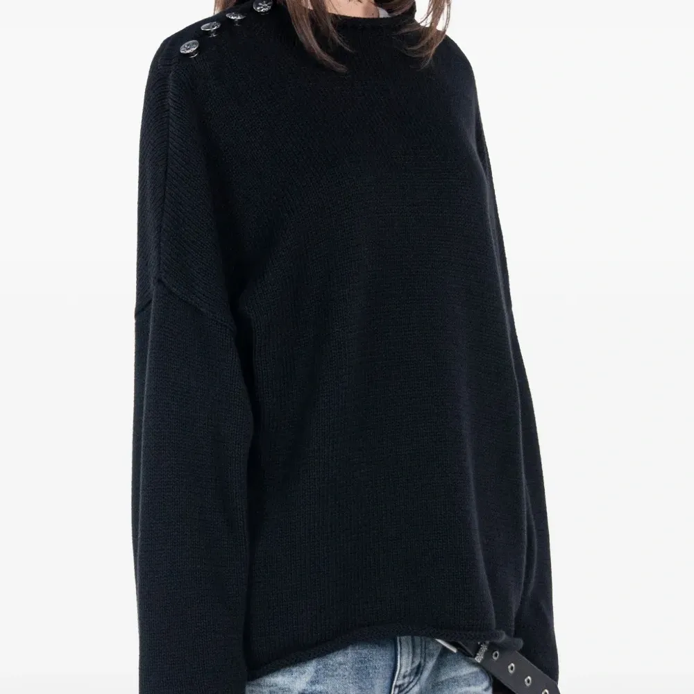 Свитер с застежками на плече