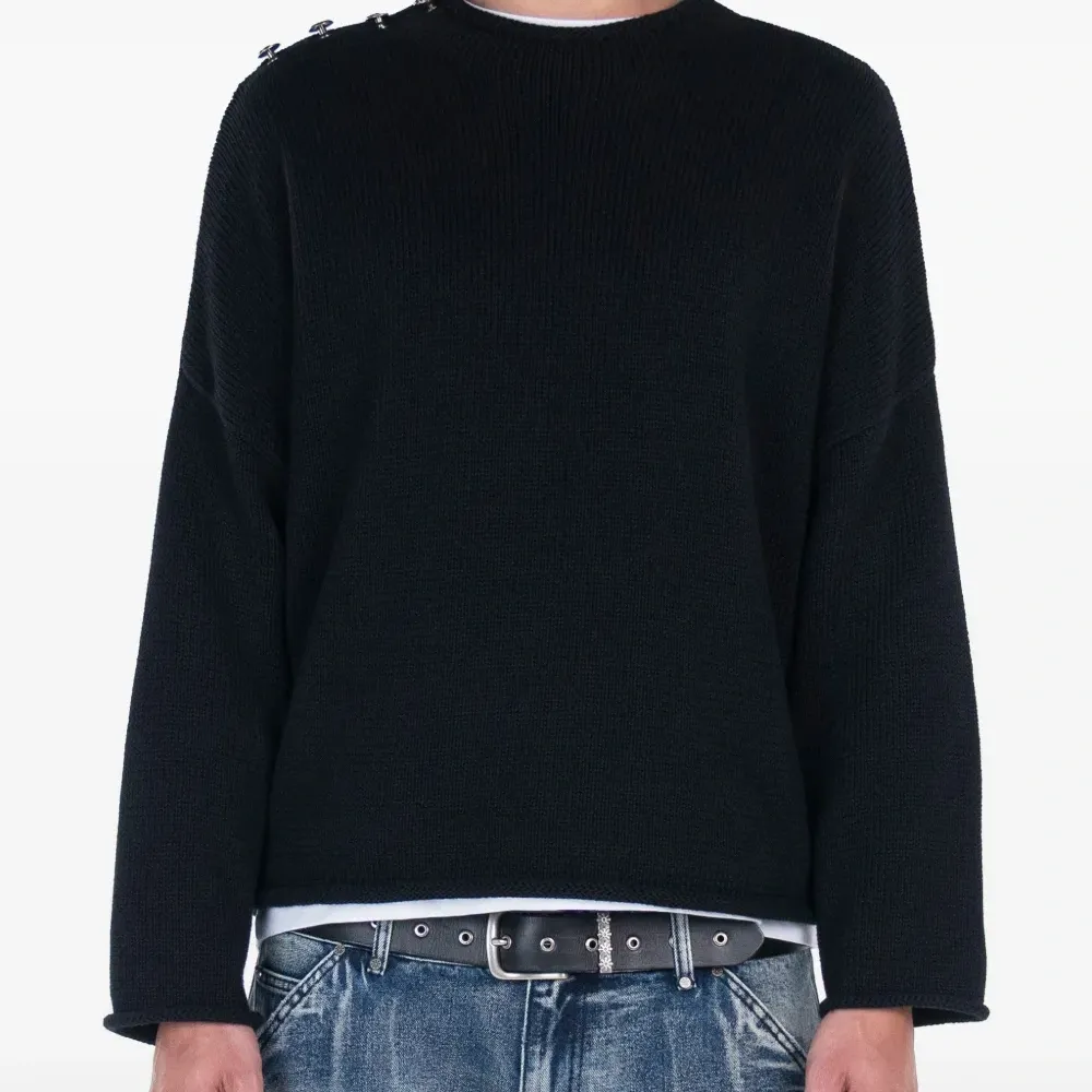 Свитер с застежками на плече