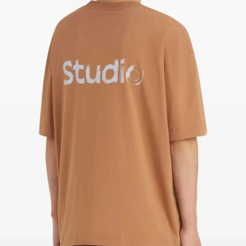 Футболка с логотипом