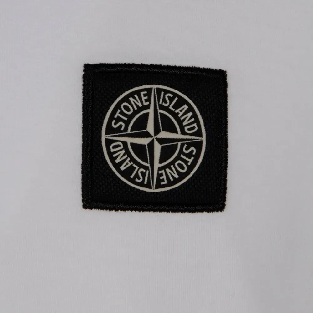 Футболка с короткими рукавами и нашивкой с логотипом