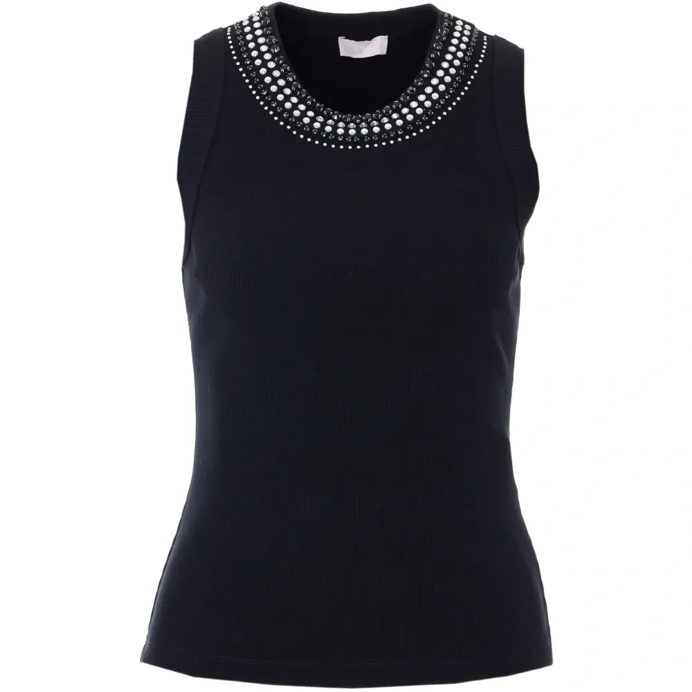 Топ с круглым вырезом и заклёпками