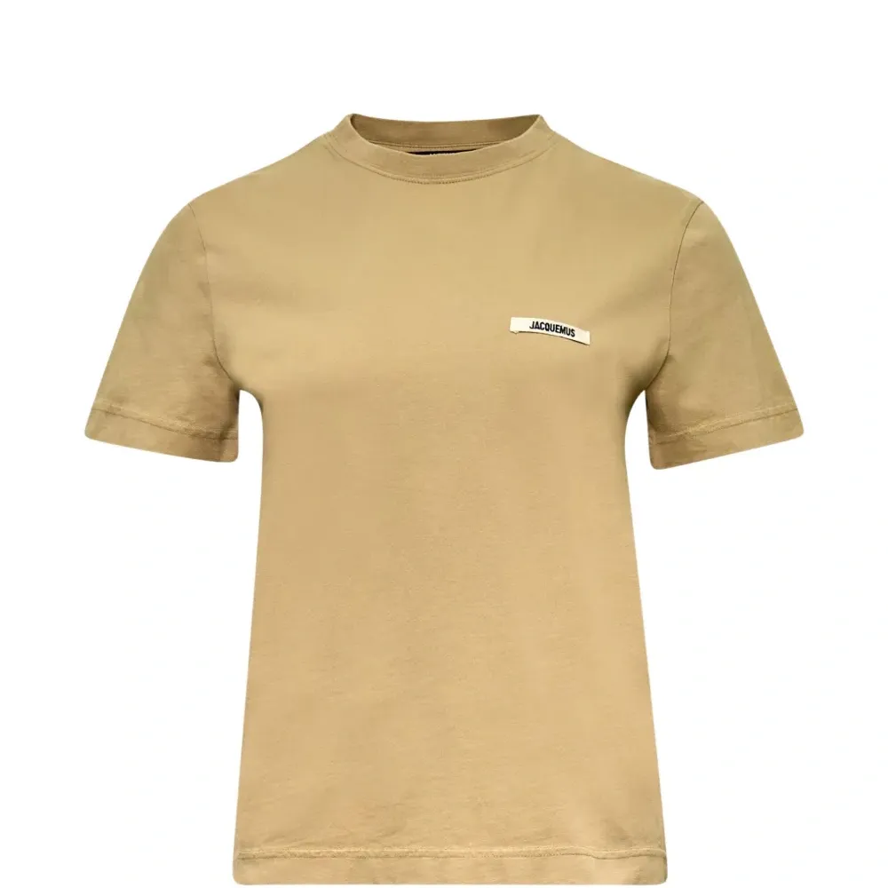 Футболка с нашивкой-логотипом