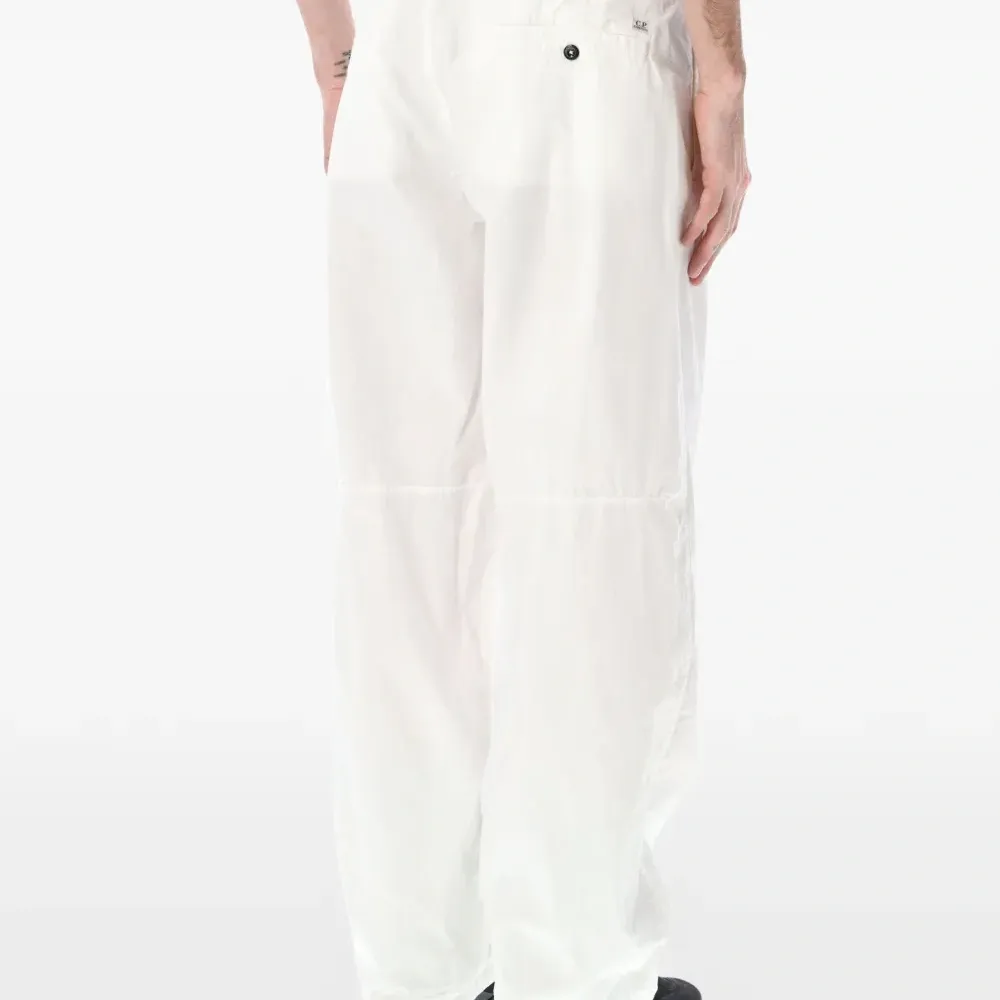 Брюки с петлями для ремня и застежкой на пуговицу