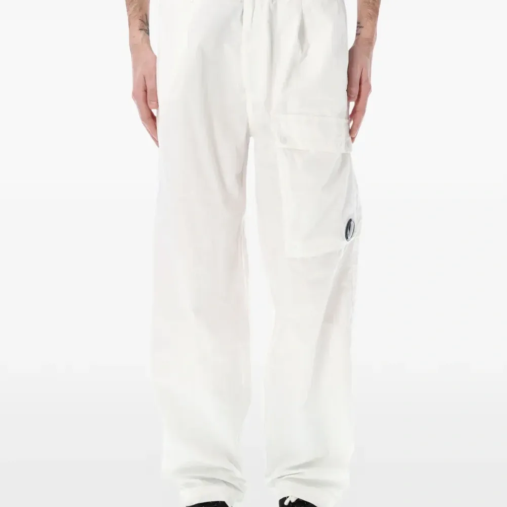 Брюки с петлями для ремня и застежкой на пуговицу