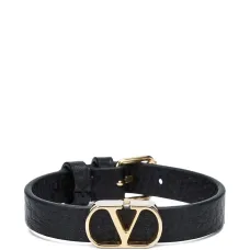 Кожаный браслет с пряжкой-логотипом