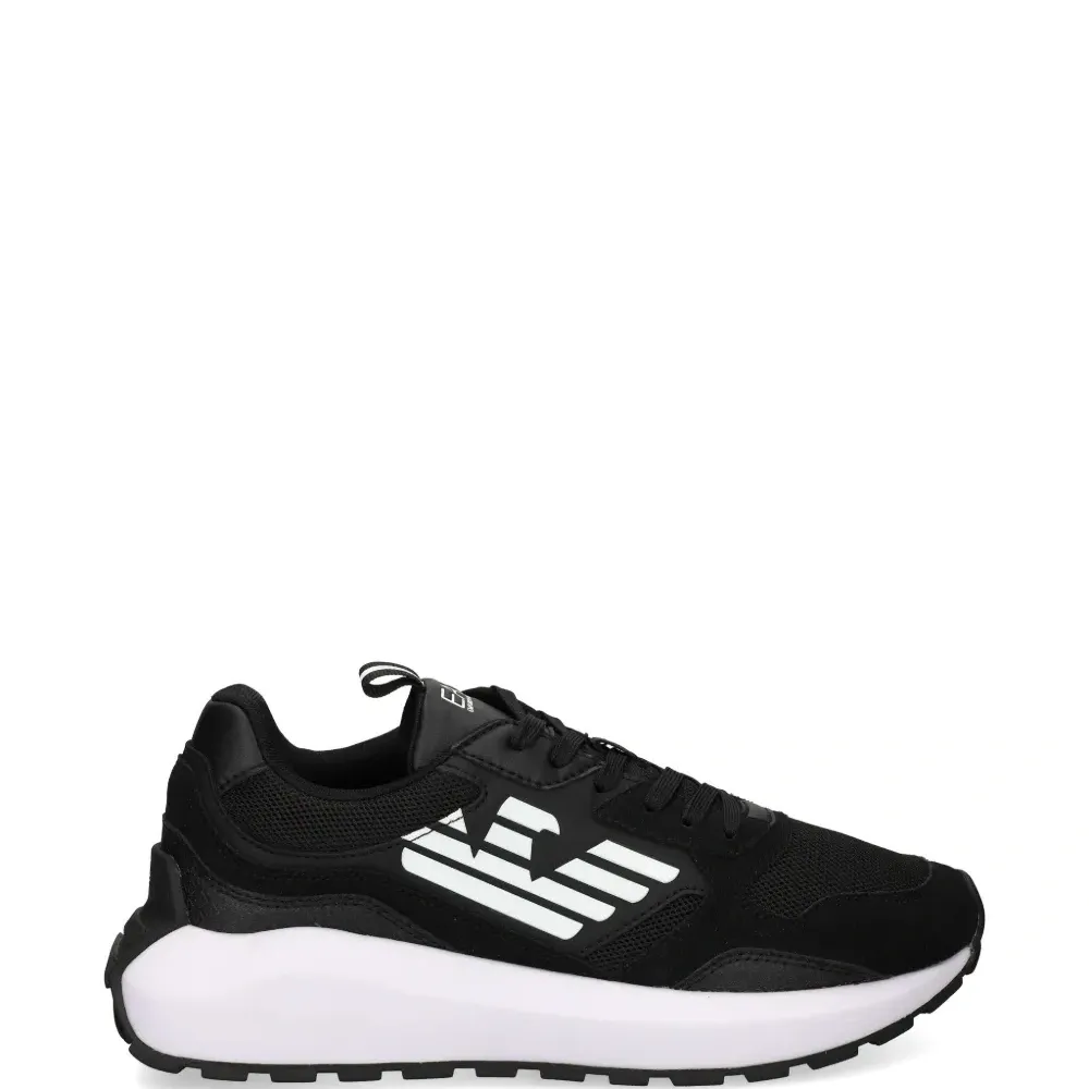 Кроссовки с логотипом