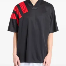 Футболка с полосатыми деталями