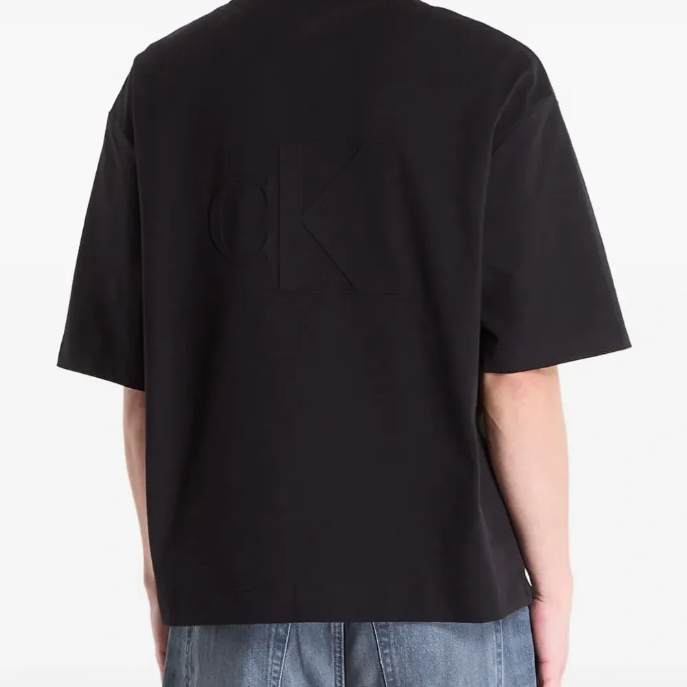 Футболка с тисненым логотипом Футболка с тисненым логотипом