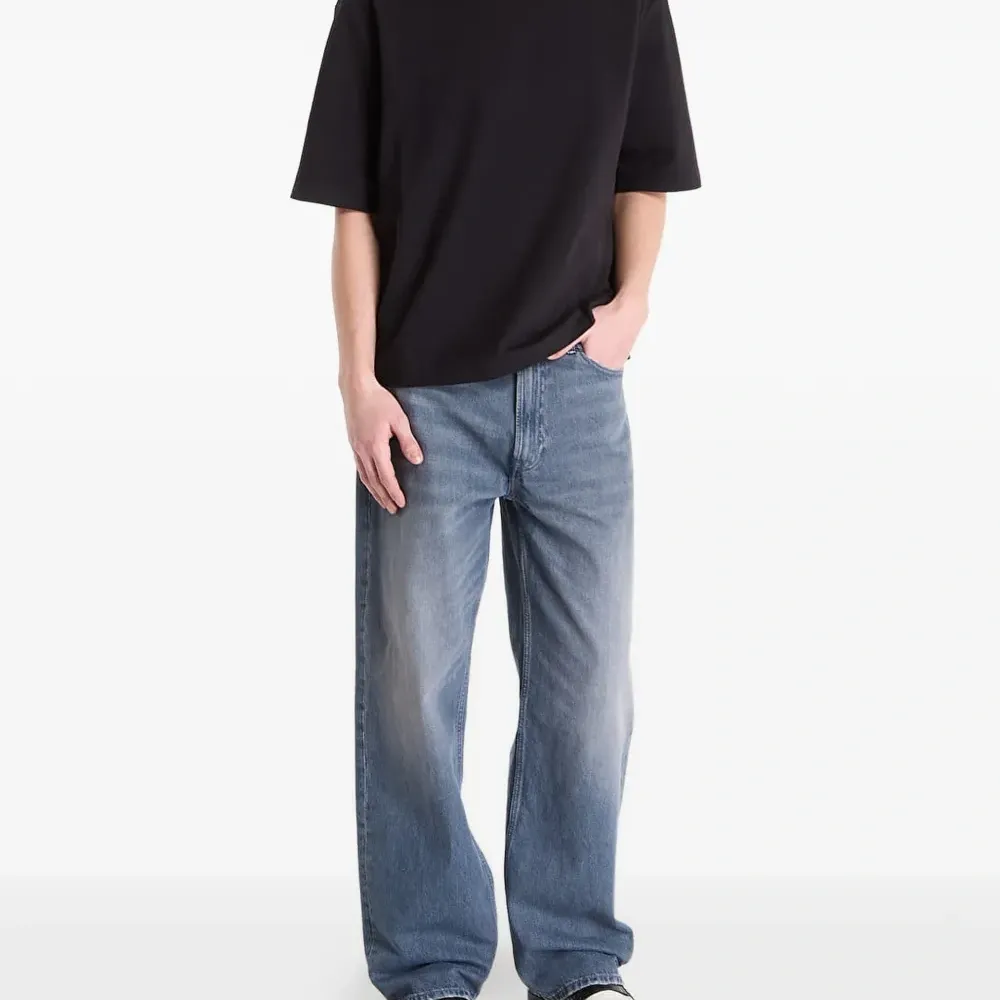 Футболка с тисненым логотипом Футболка с тисненым логотипом