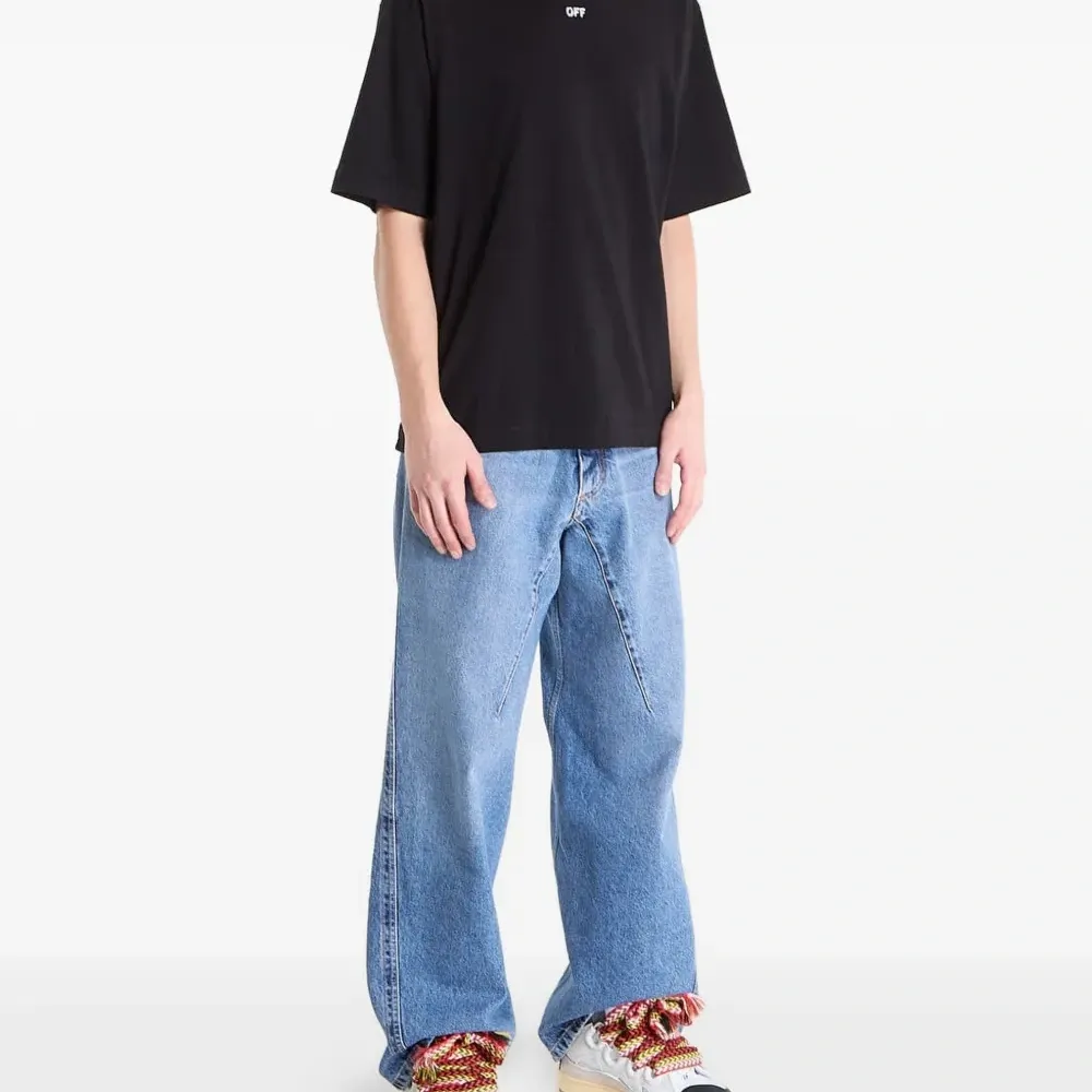 Футболка с цепочкой и стрелой