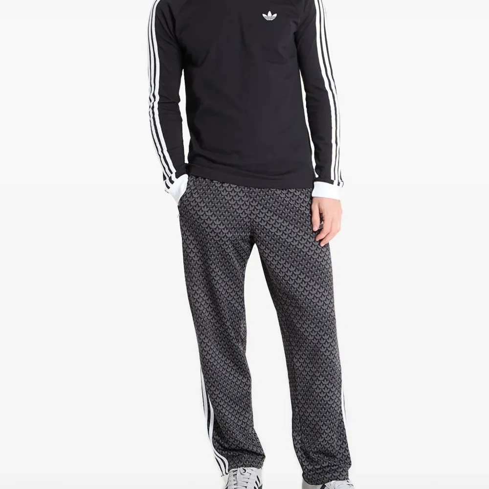 Лонгслив с вышитым логотипом