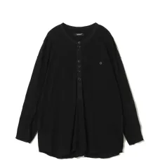 Свитер с карманом на пуговице