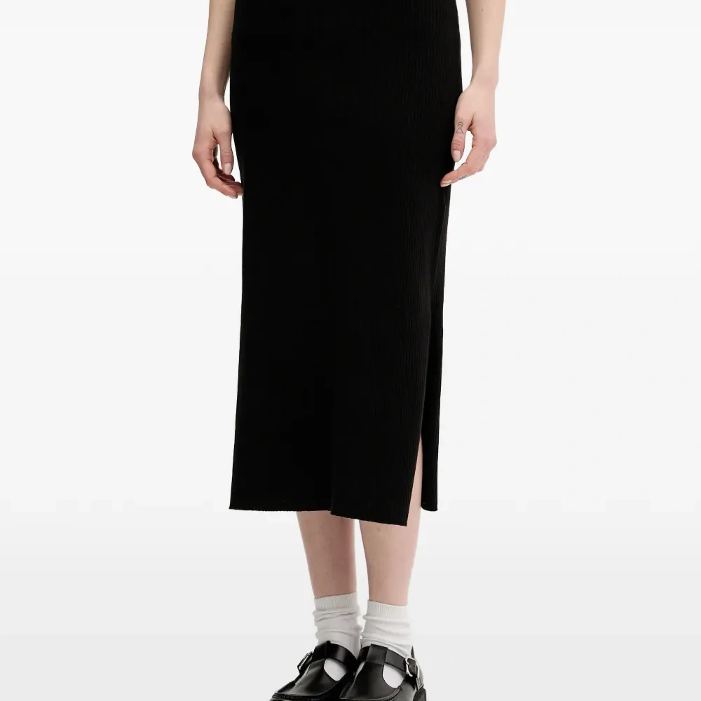 Миди-юбка с разрезом и рубчатой текстурой