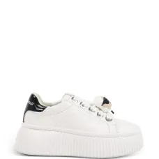 Кроссовки с шнуровкой