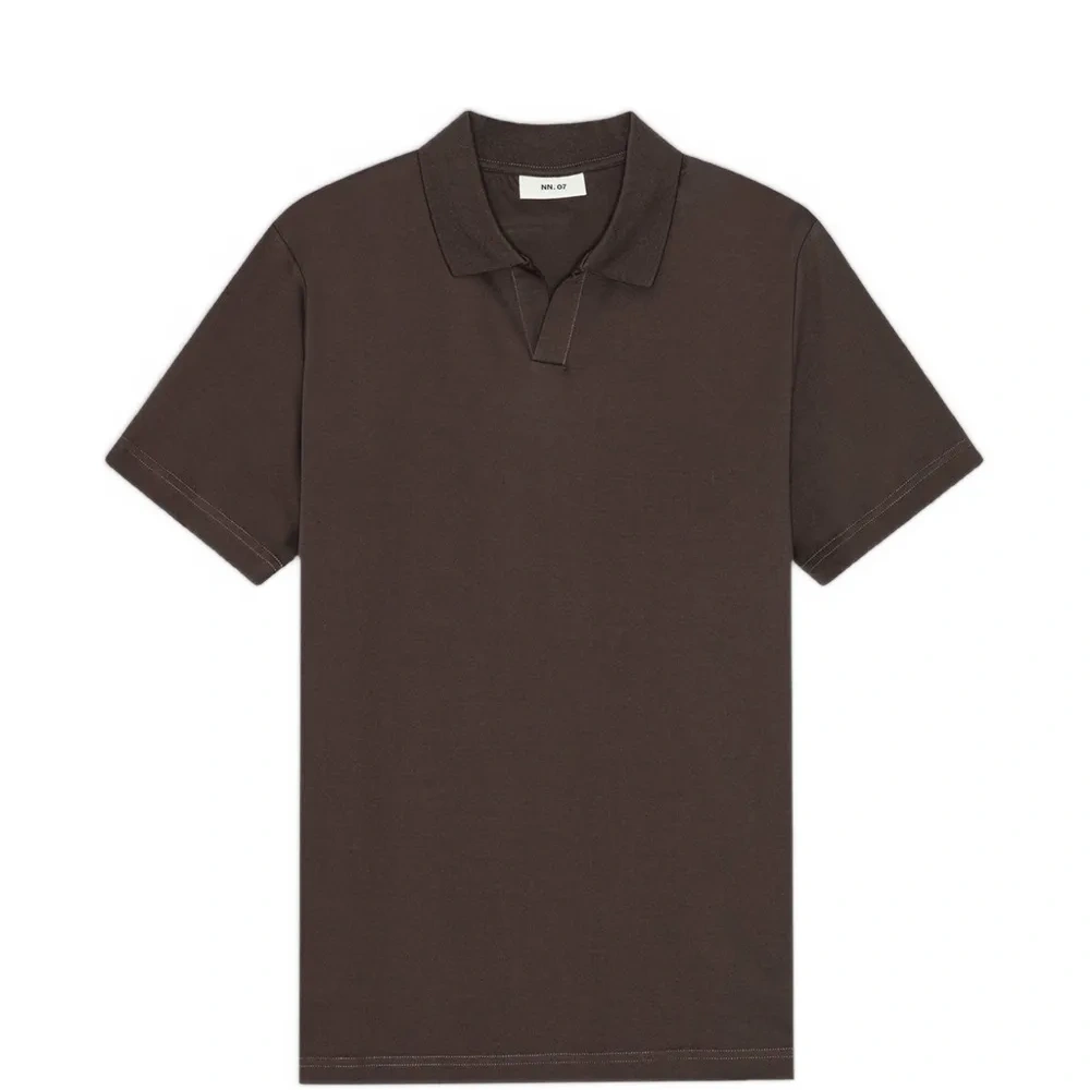 Футболка с открытым воротником