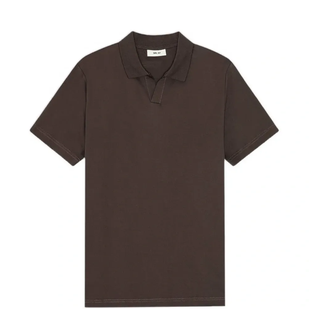 Футболка с открытым воротником