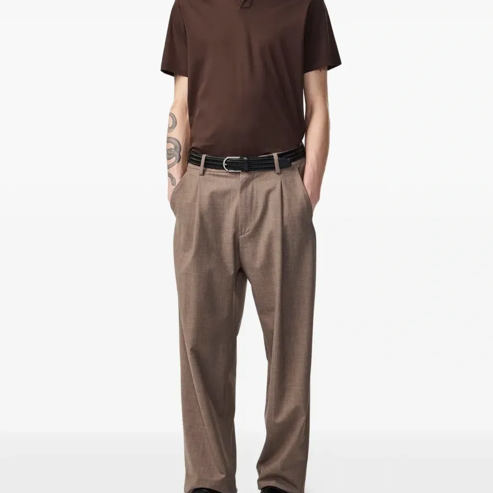 Футболка с открытым воротником