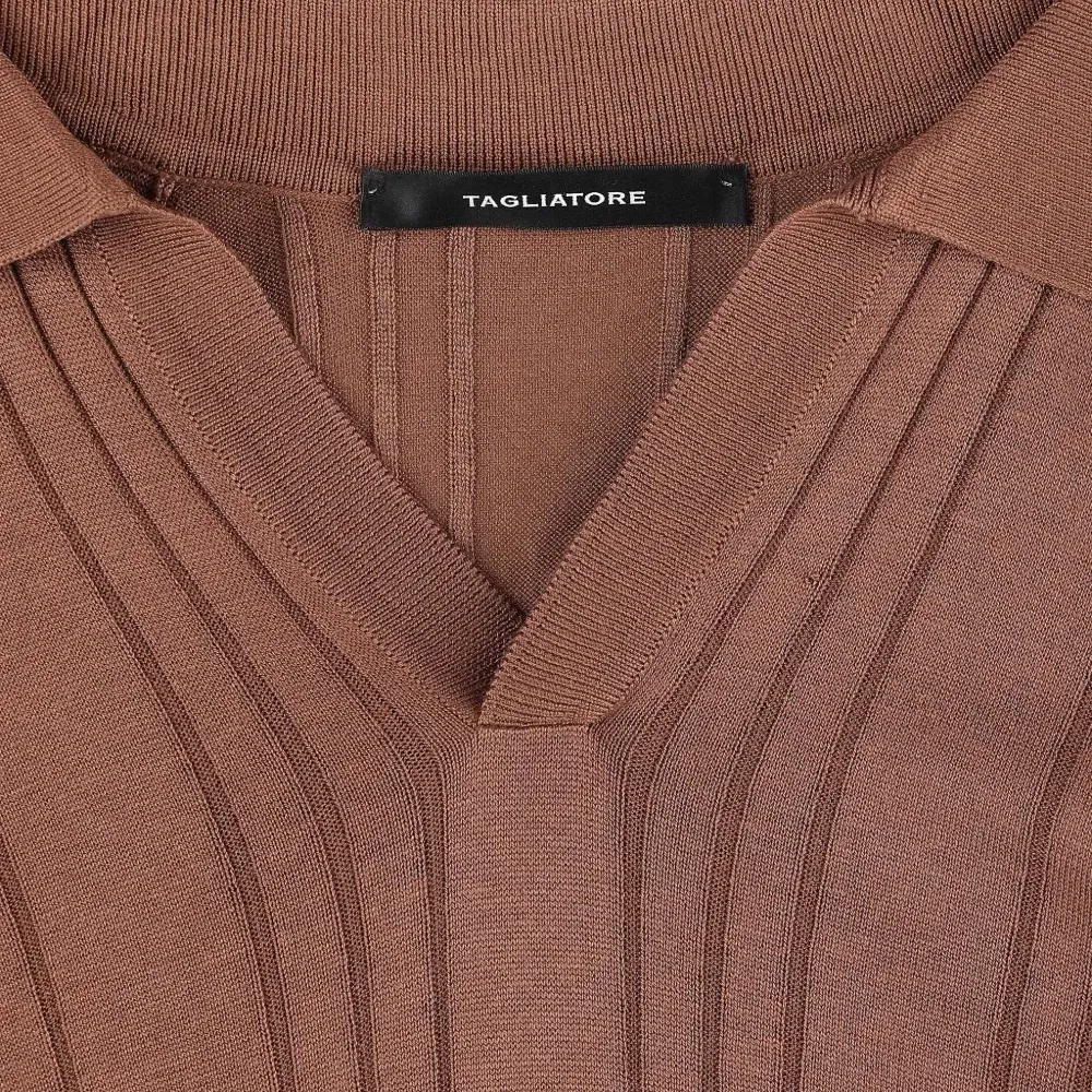 Футболка в рубчик с V-образным вырезом