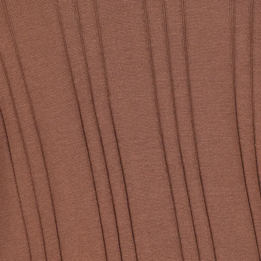 Футболка в рубчик с V-образным вырезом