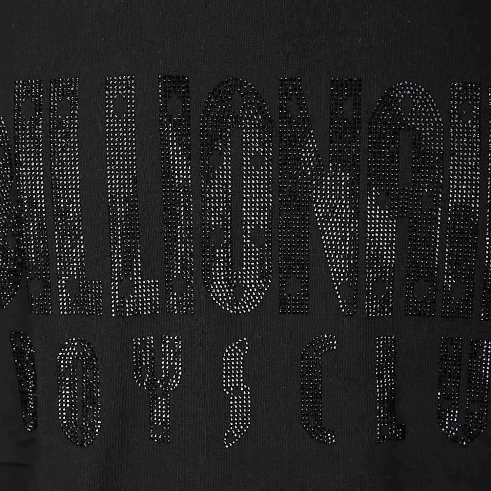 Футболка с логотипом, украшенным стразами