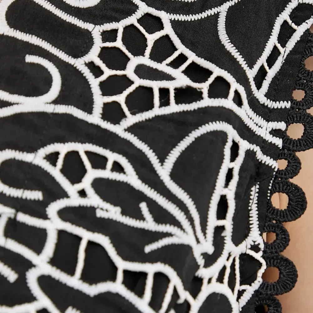 Мини-платье с V-образным вырезом и волнообразной отделкой Мини-платье с V-образным вырезом и волнообразной отделкой