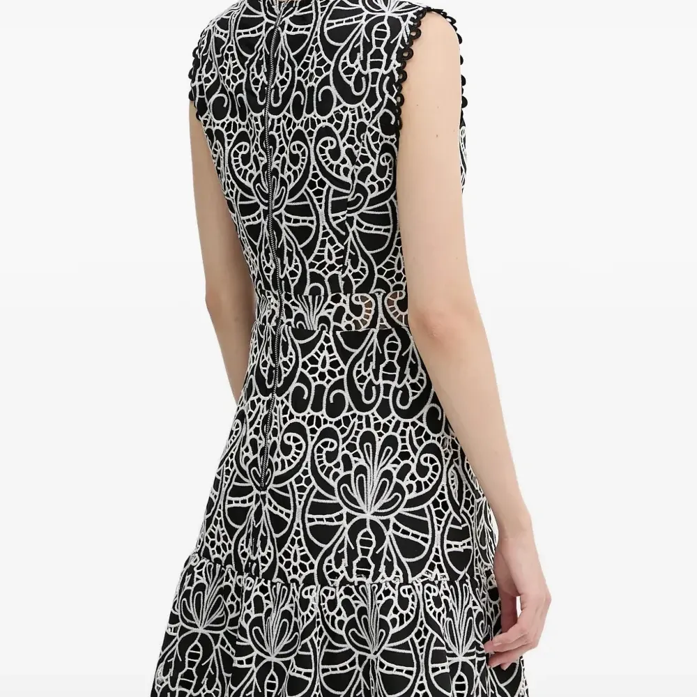 Мини-платье с V-образным вырезом и волнообразной отделкой Мини-платье с V-образным вырезом и волнообразной отделкой