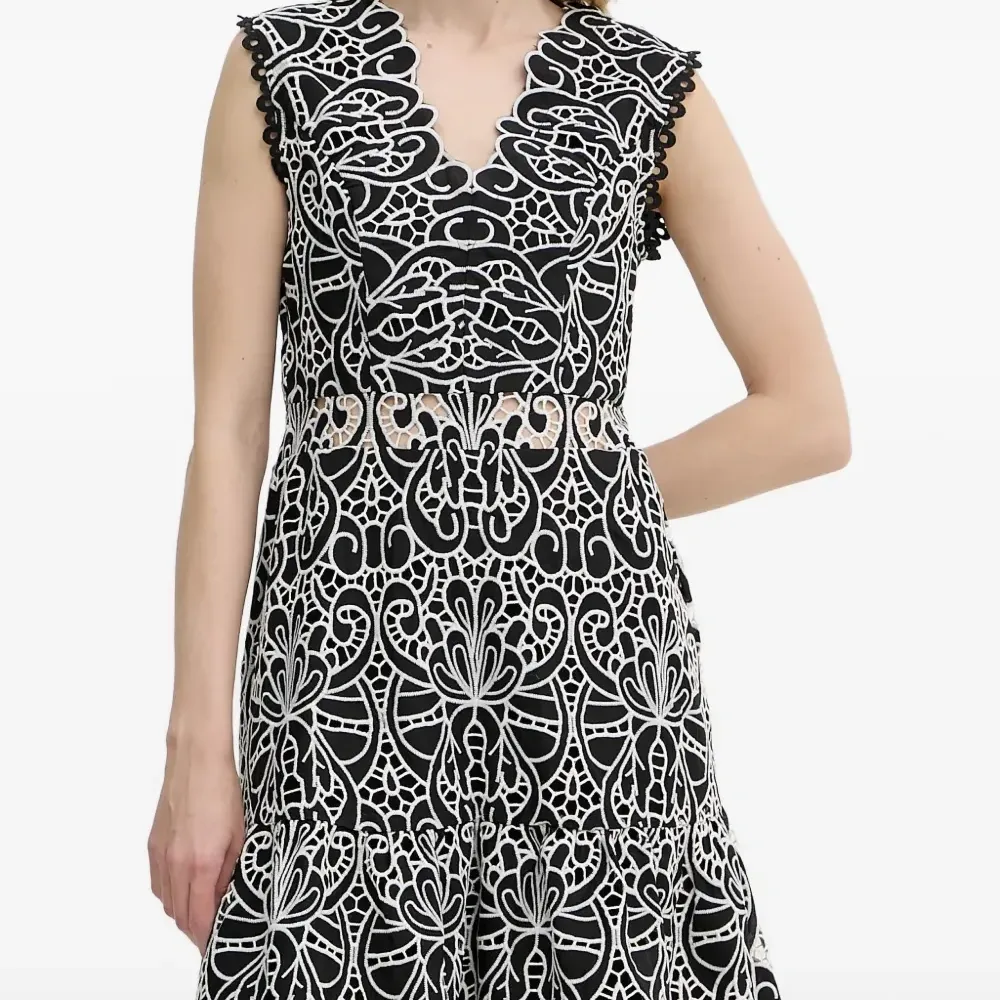 Мини-платье с V-образным вырезом и волнообразной отделкой Мини-платье с V-образным вырезом и волнообразной отделкой