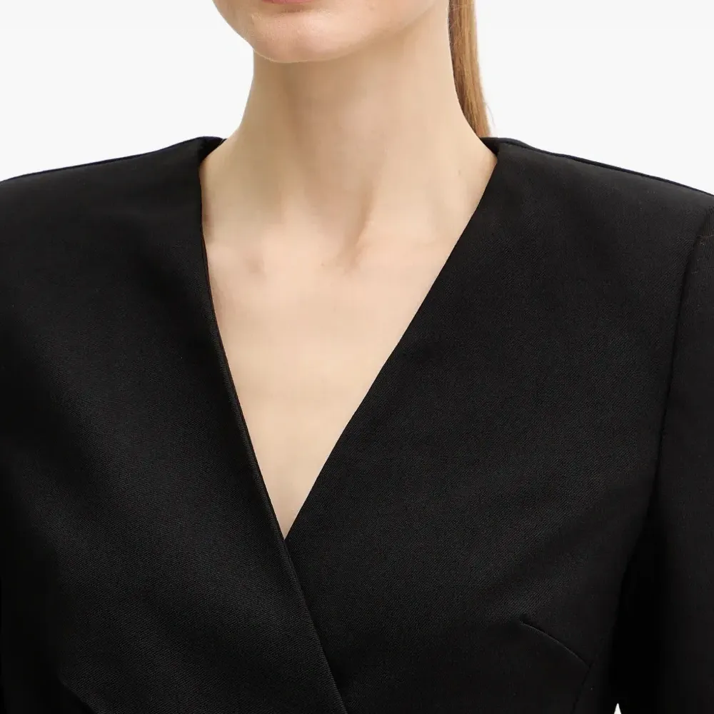 Мини-платье с V-образным вырезом и застежкой на одну пуговицу Мини-платье с V-образным вырезом и застежкой на одну пуговицу