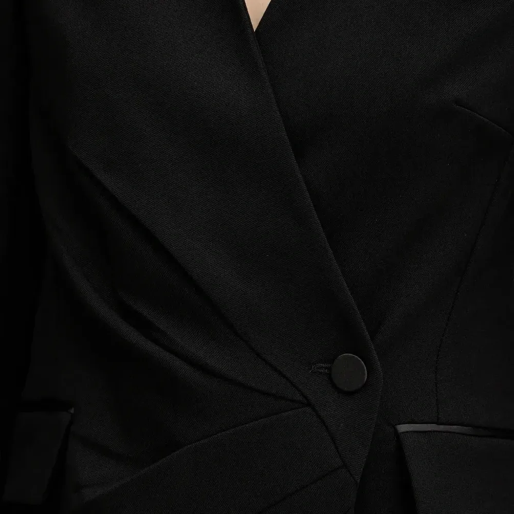 Мини-платье с V-образным вырезом и застежкой на одну пуговицу Мини-платье с V-образным вырезом и застежкой на одну пуговицу