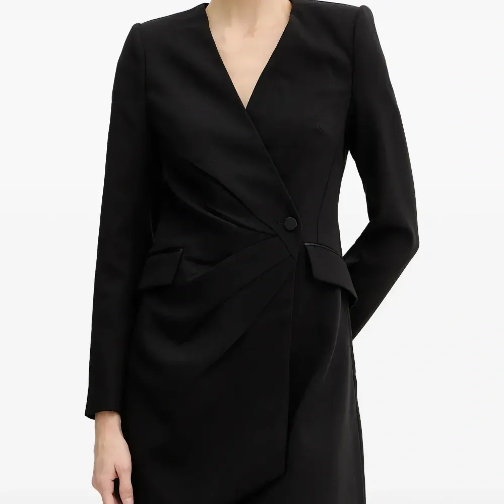 Мини-платье с V-образным вырезом и застежкой на одну пуговицу Мини-платье с V-образным вырезом и застежкой на одну пуговицу