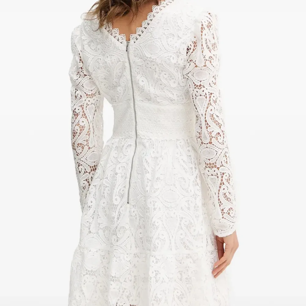 Кружевное мини-платье с V-образным вырезом