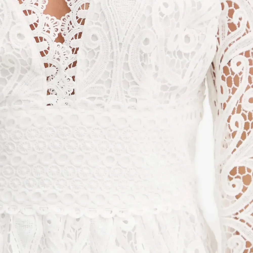 Кружевное мини-платье с V-образным вырезом