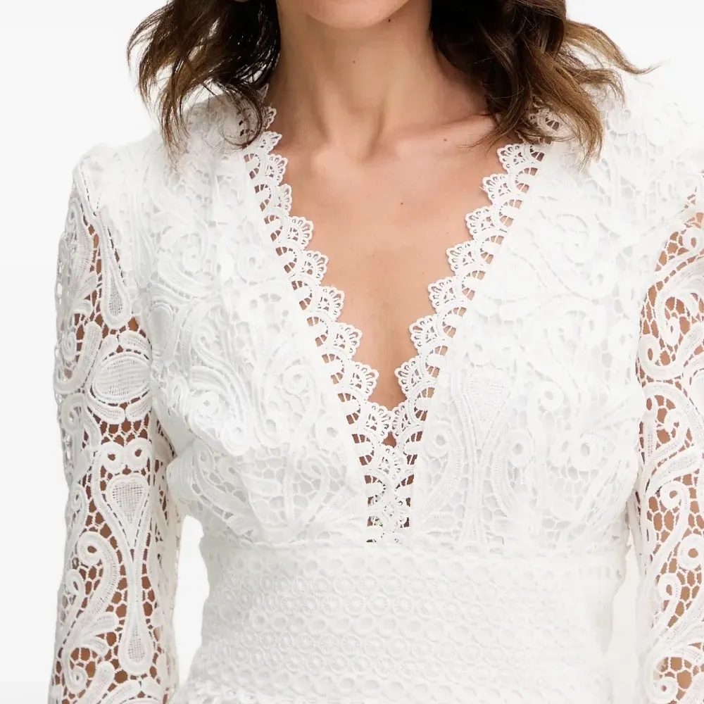 Кружевное мини-платье с V-образным вырезом