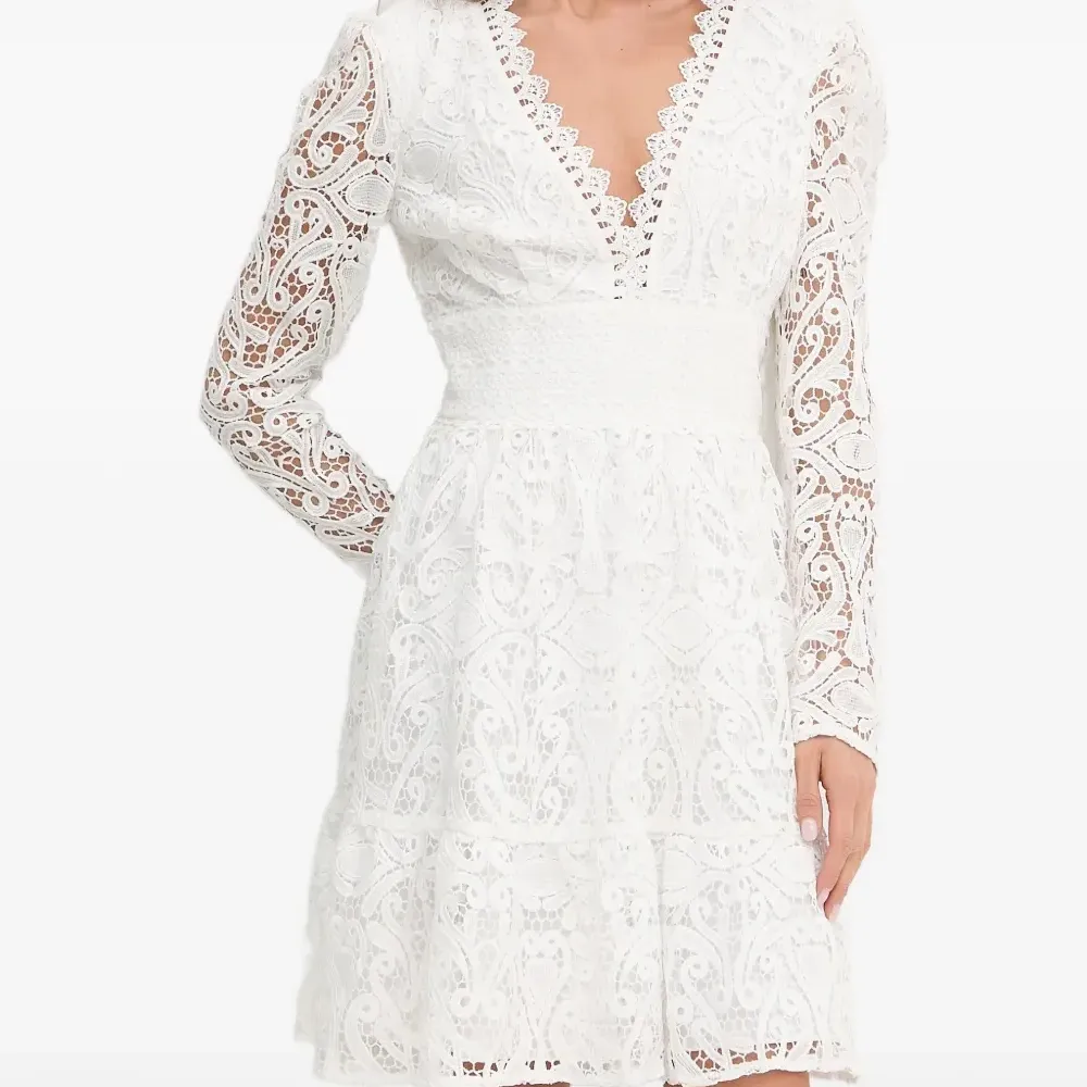 Кружевное мини-платье с V-образным вырезом