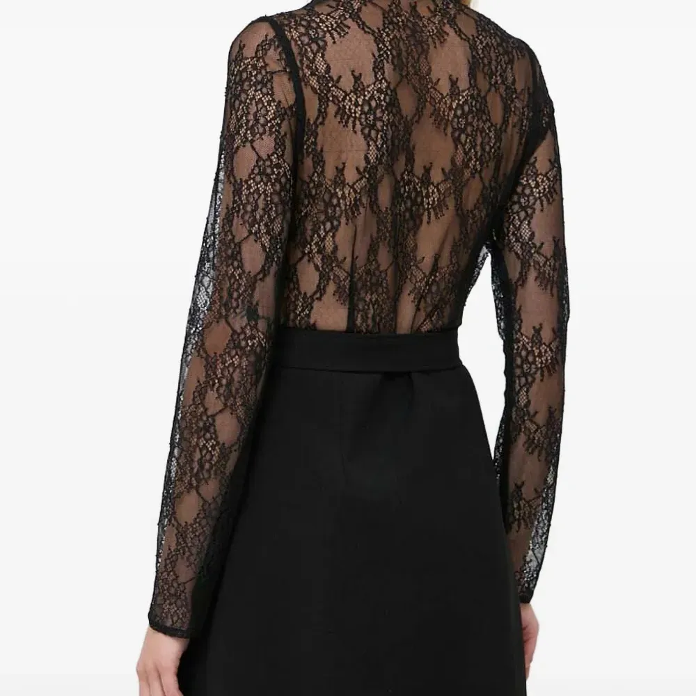 Мини-платье с длинными рукавами из кружева