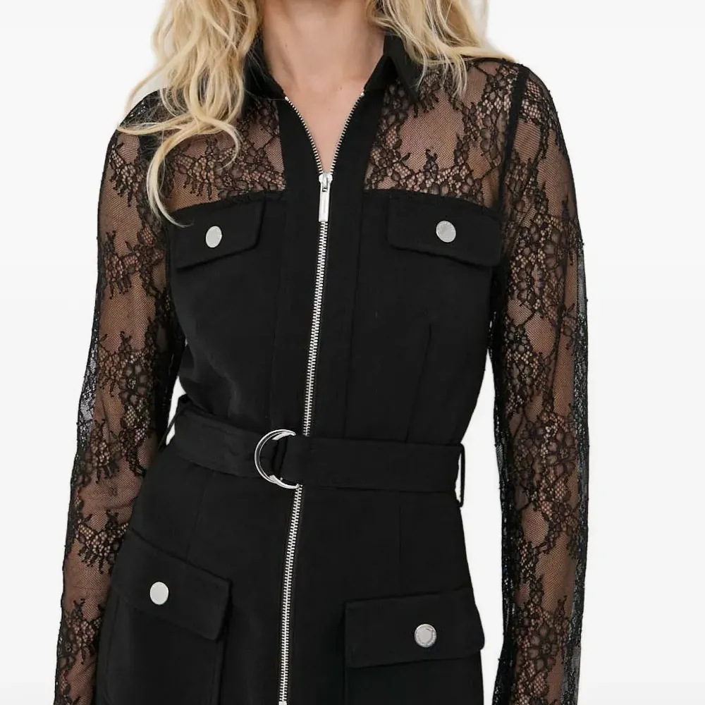 Мини-платье с длинными рукавами из кружева