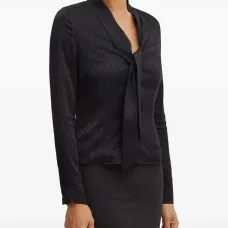 Блузка с узором и галстуком