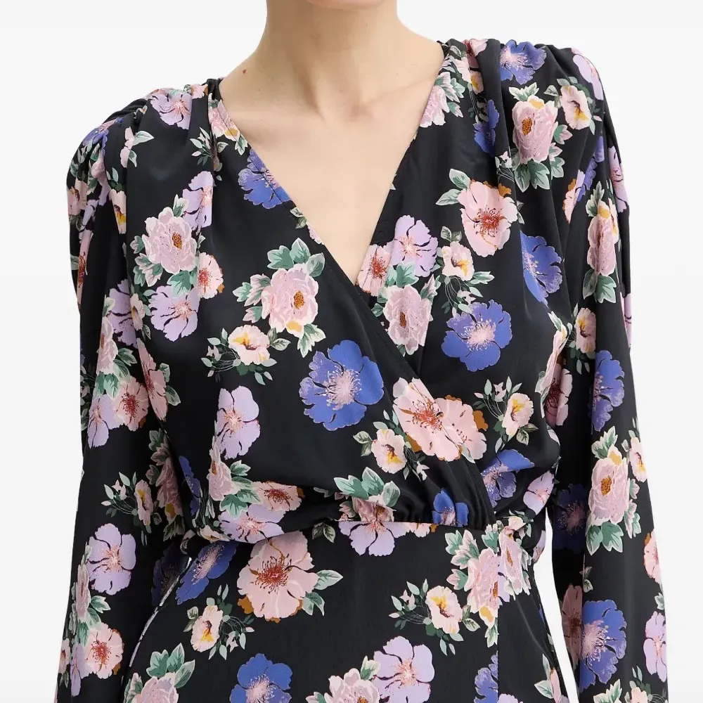 Миди-платье с цветочным принтом и V-образным вырезом Миди-платье с цветочным принтом и V-образным вырезом