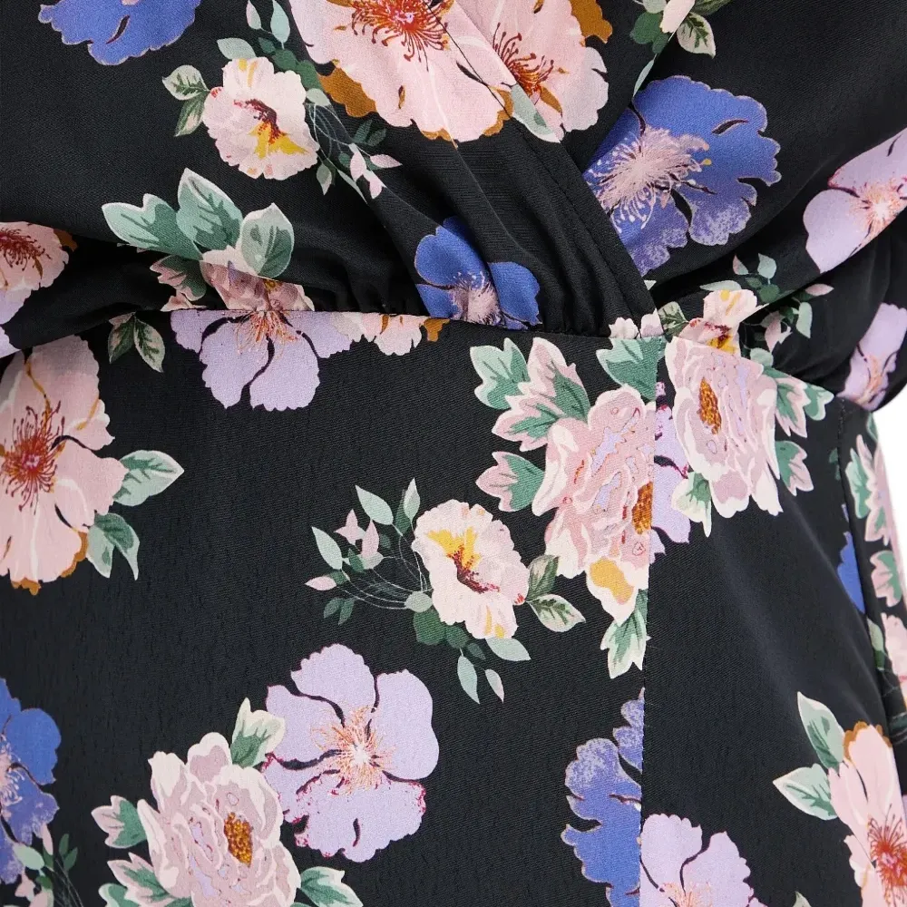 Миди-платье с цветочным принтом и V-образным вырезом Миди-платье с цветочным принтом и V-образным вырезом