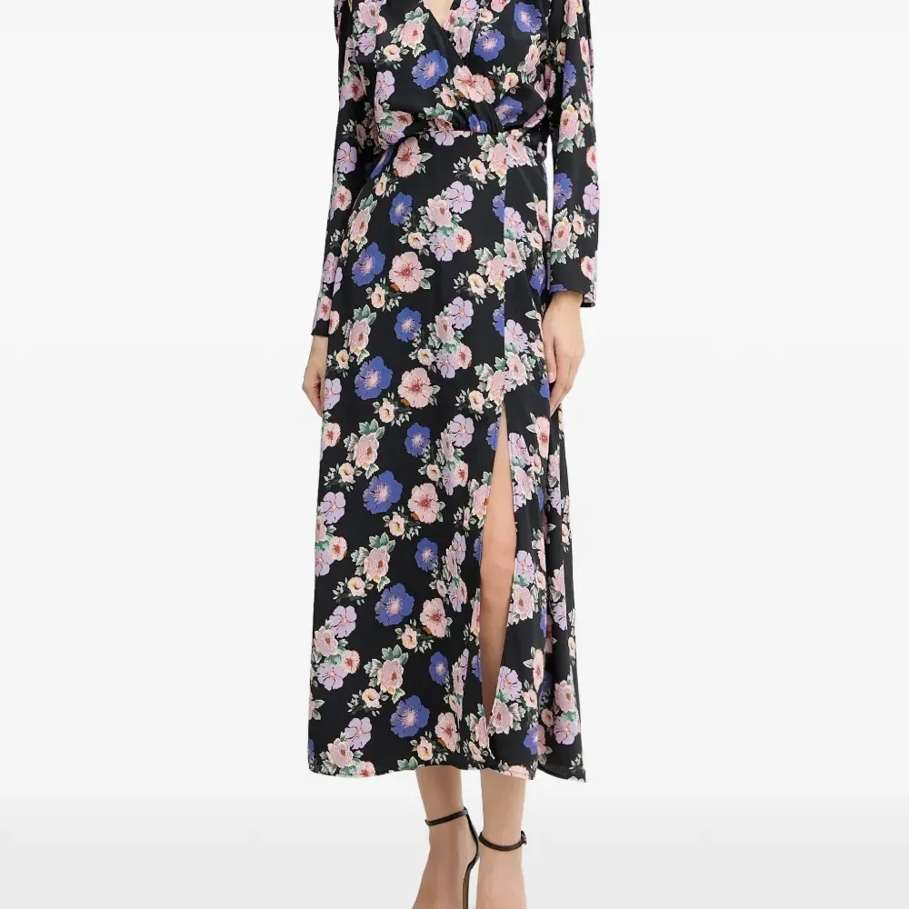 Миди-платье с цветочным принтом и V-образным вырезом Миди-платье с цветочным принтом и V-образным вырезом