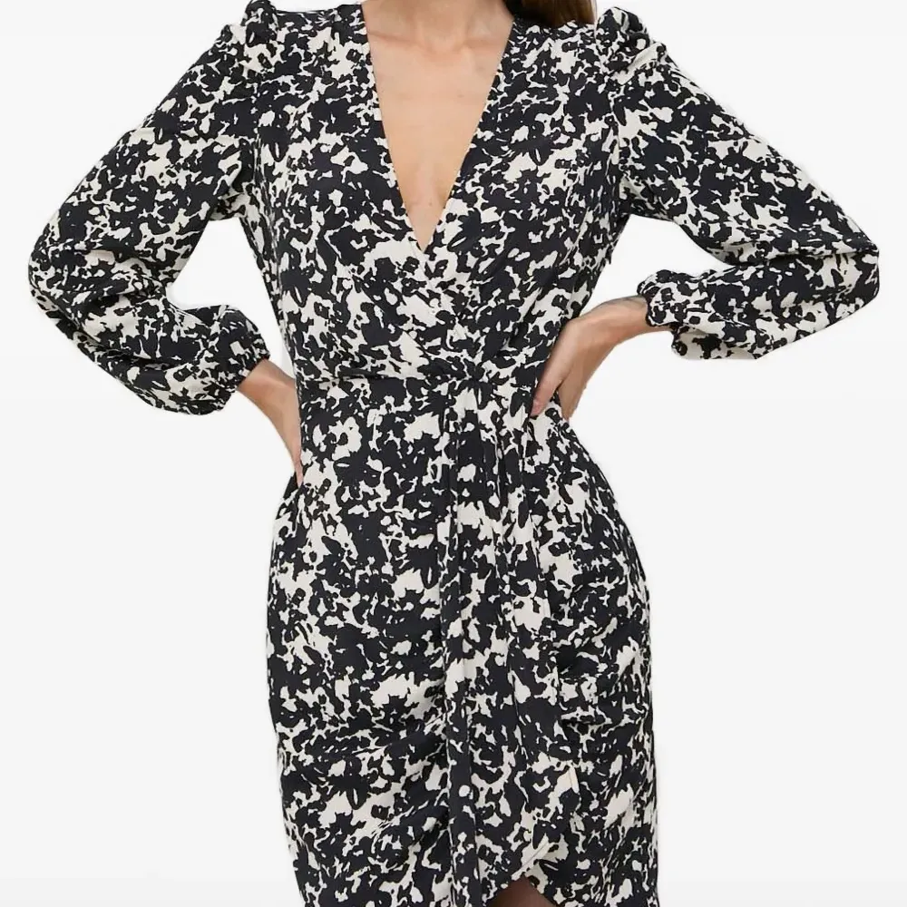 Мини-платье с принтом и V-образным вырезом