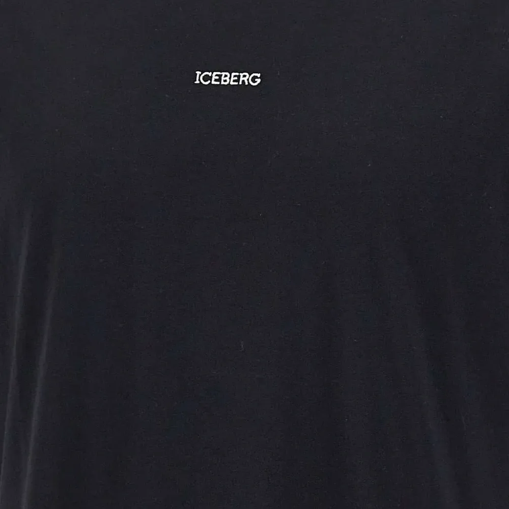 Футболка с вышитым логотипом