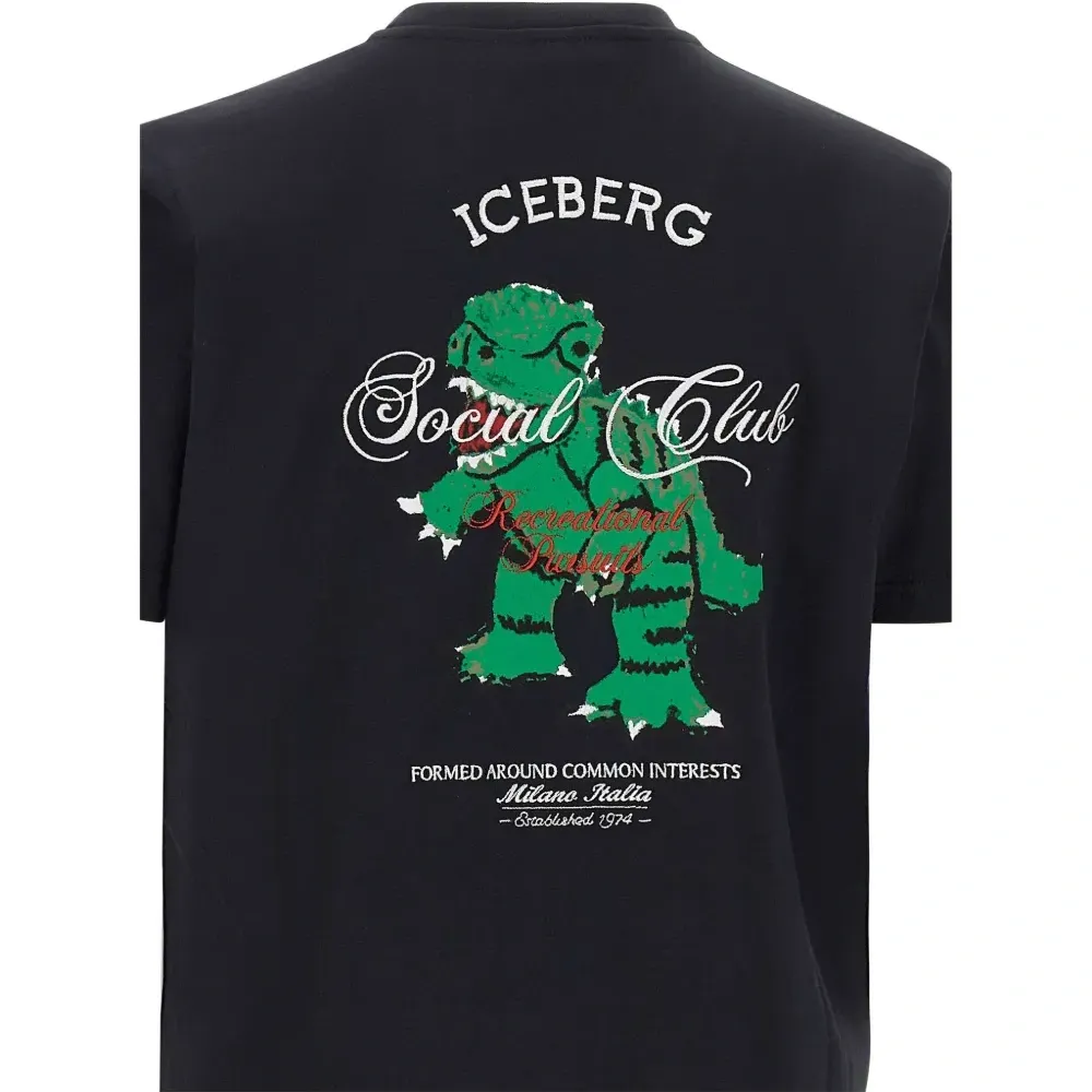 Футболка с вышитым логотипом