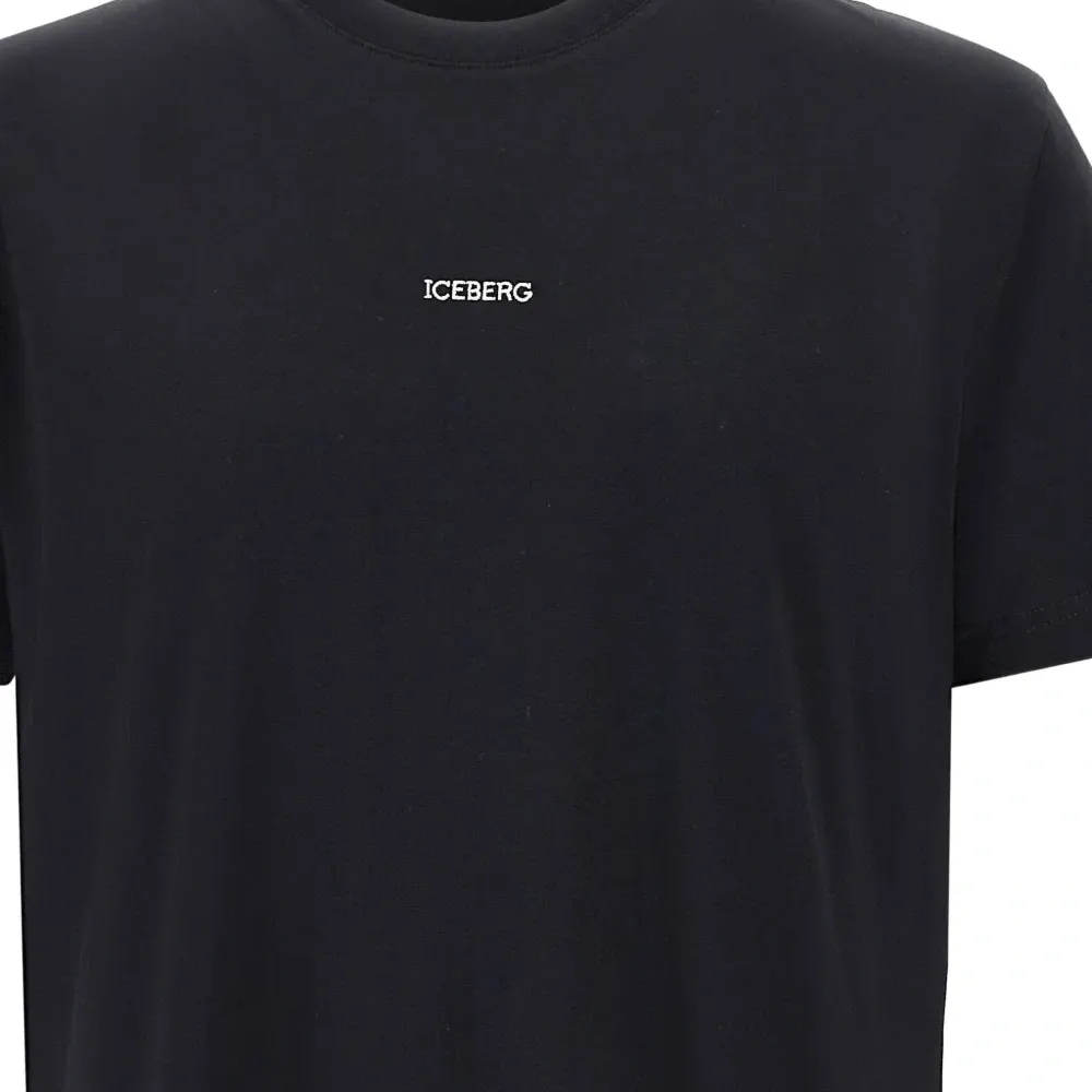 Футболка с вышитым логотипом