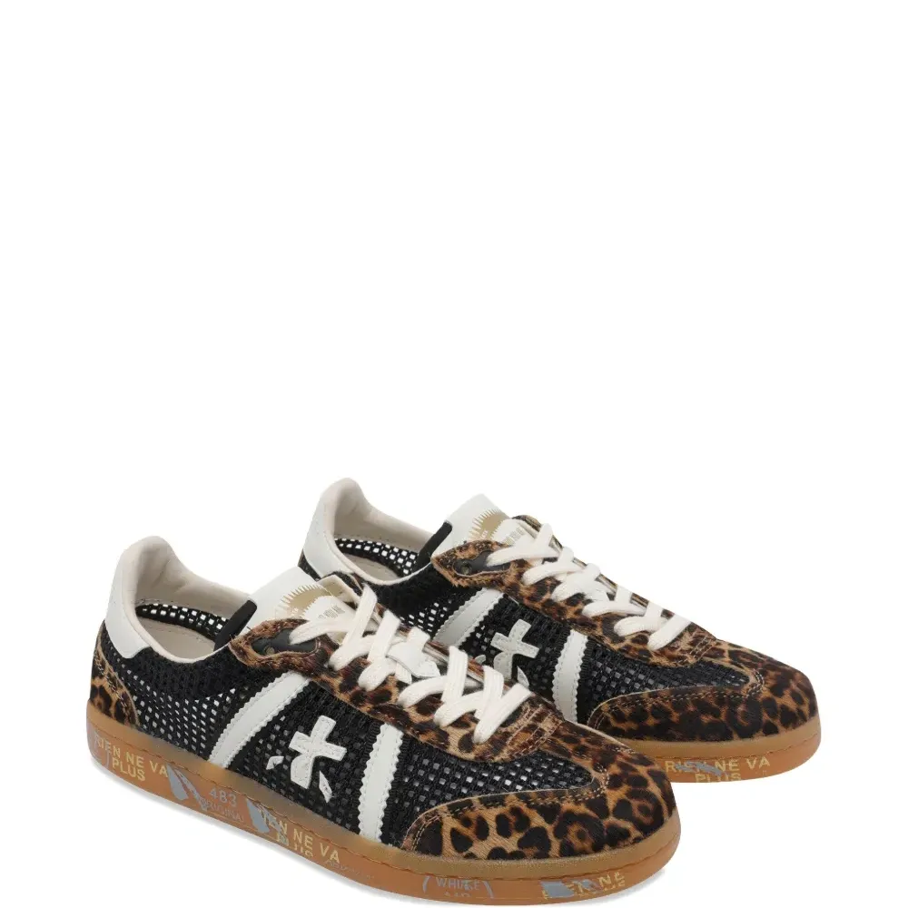 Кроссовки на шнуровке с анималистичным принтом