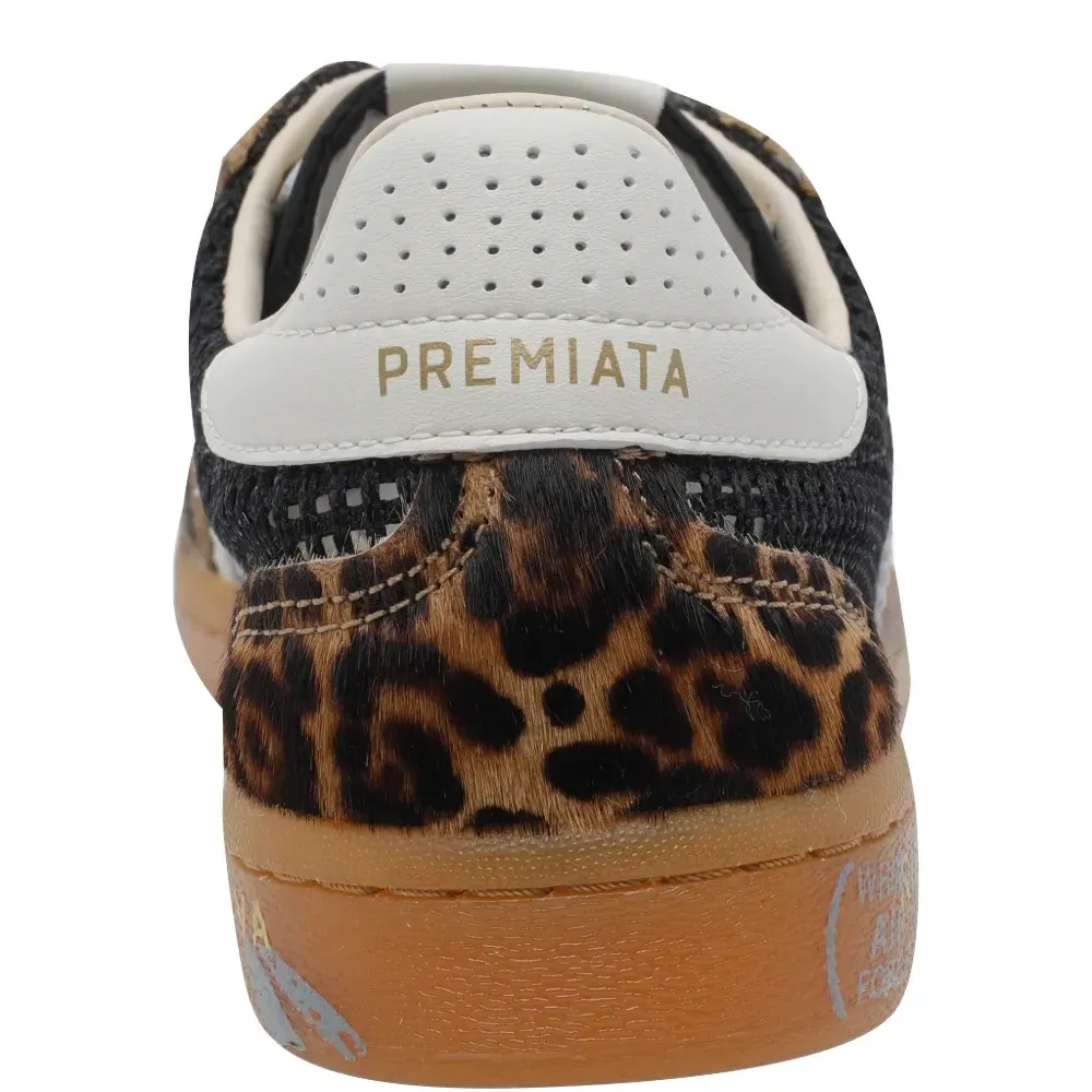 Кроссовки на шнуровке с анималистичным принтом