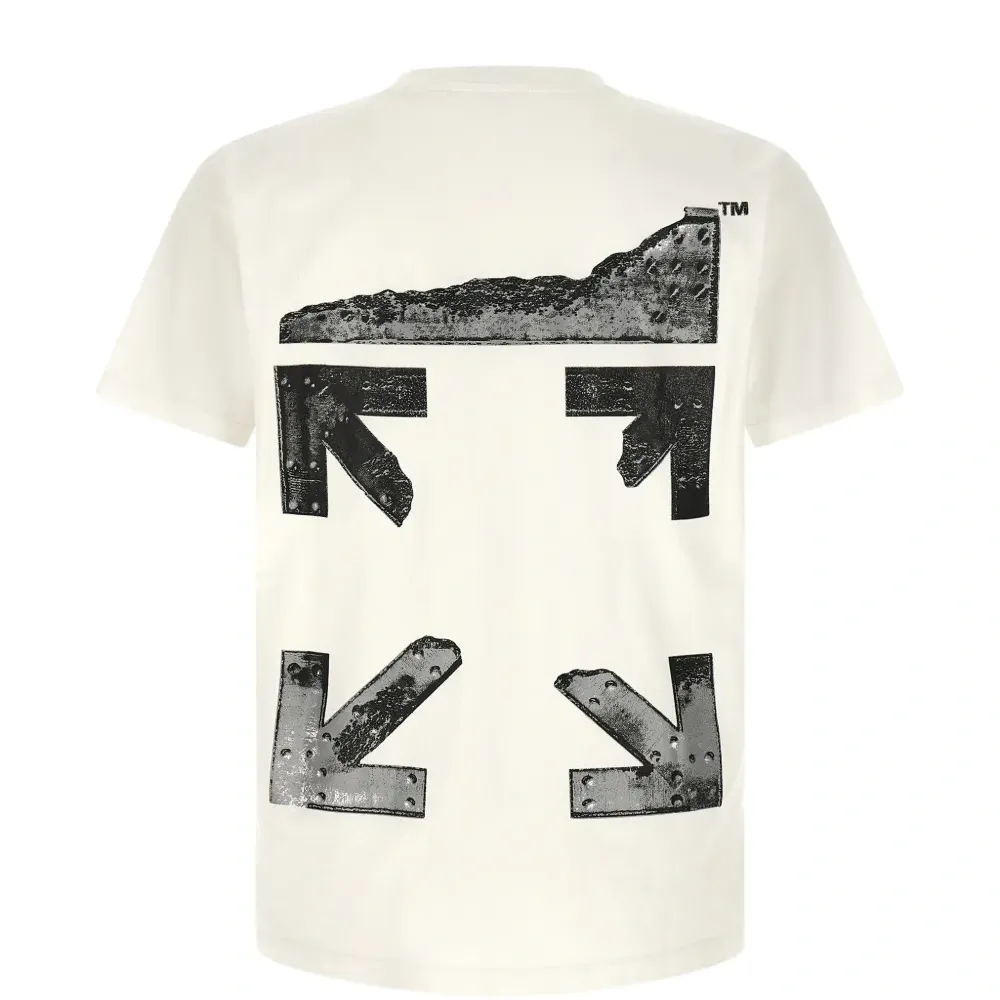 Футболка с металлическим принтом-стрелой